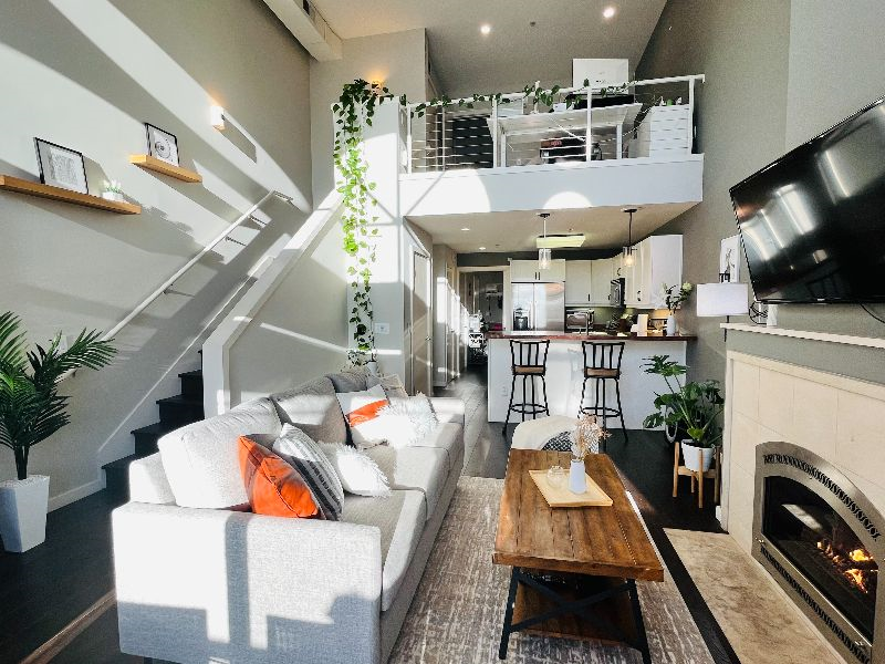 Luxury Downtown Loft w/ 2 Workspaces. Parking & Balcony - Photo 4