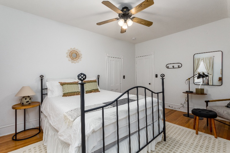 Apartment in a historic carriage home close to everything - Photo 5