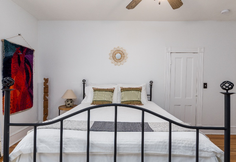 Apartment in a historic carriage home close to everything - Photo 6