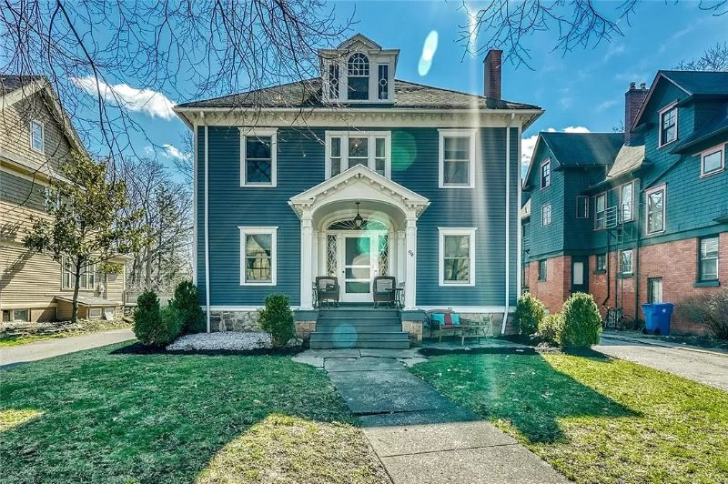 Rooms for rent in a large colonial-style home in Park Ave area - Photo 1
