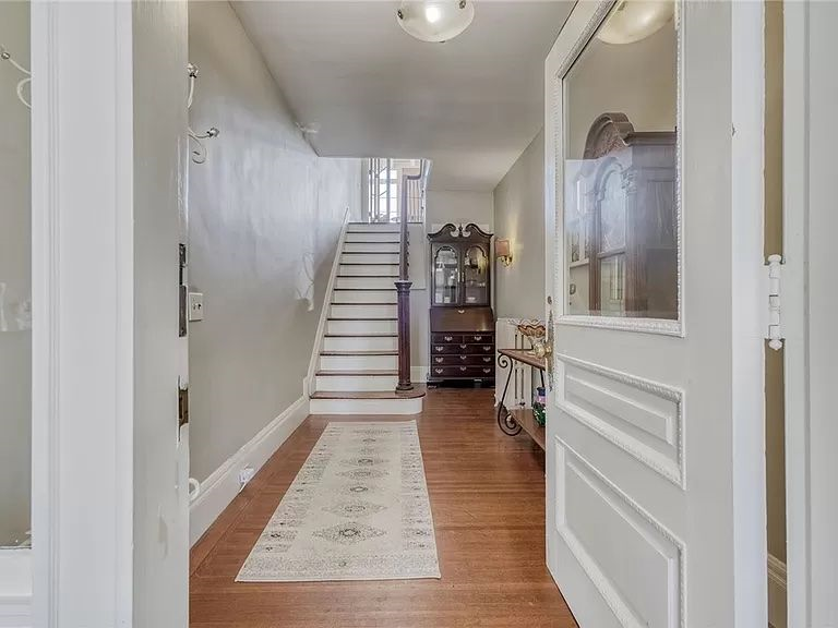 Rooms for rent in a large colonial-style home in Park Ave area - Photo 2