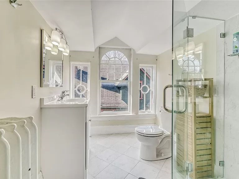 Rooms for rent in a large colonial-style home in Park Ave area - Photo 6