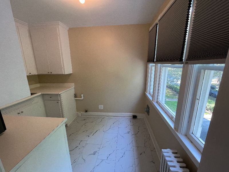 Rooms for rent in a large colonial-style home in Park Ave area - Photo 11