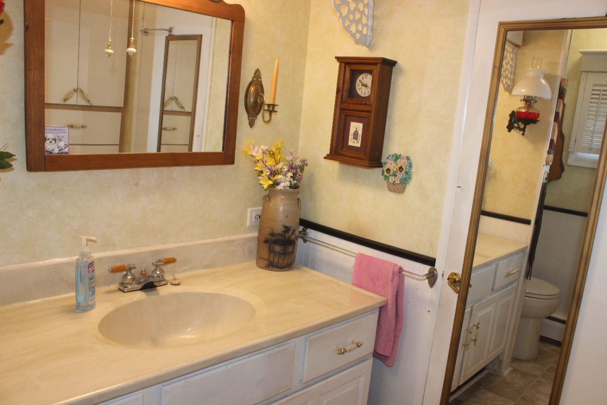 Furnished 1 BR house available in Winooski Vermont - Photo 4