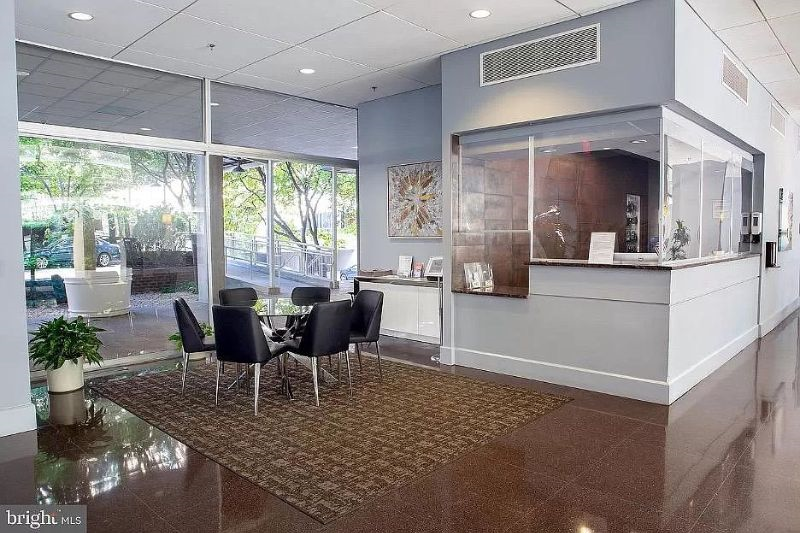 Sunny Urban Oasis Renovated Studio with Capitol Views - Photo 9