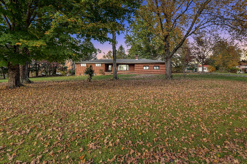 Centrally located 3 br rancher with large yard Very serene and tranquil in the middle of Teays Vall - Photo 1