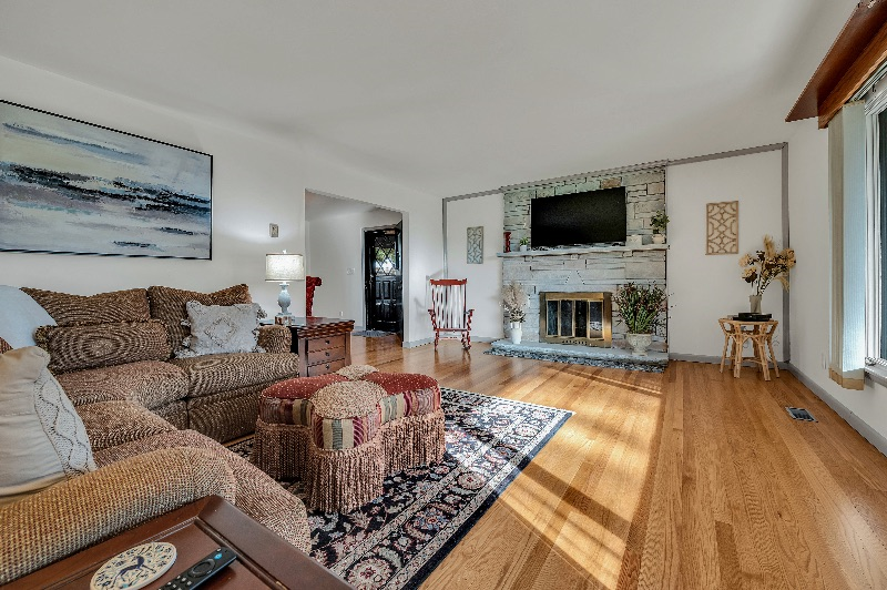 Centrally located 3 br rancher with large yard Very serene and tranquil in the middle of Teays Vall - Photo 4