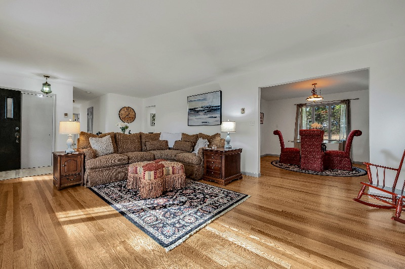 Centrally located 3 br rancher with large yard Very serene and tranquil in the middle of Teays Vall - Photo 5