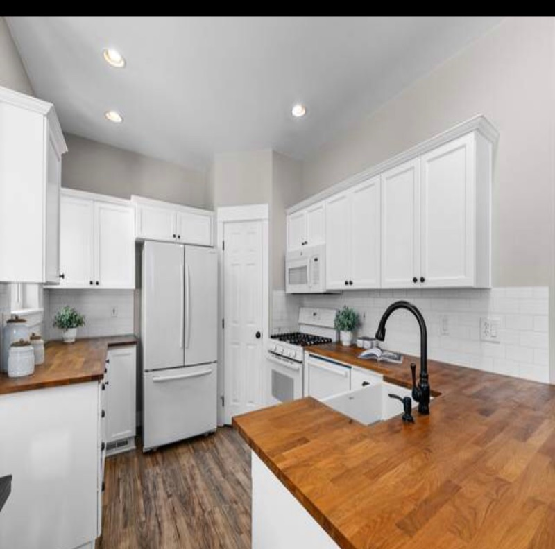 Comfortable Home Central to East and West Bend - Photo 4