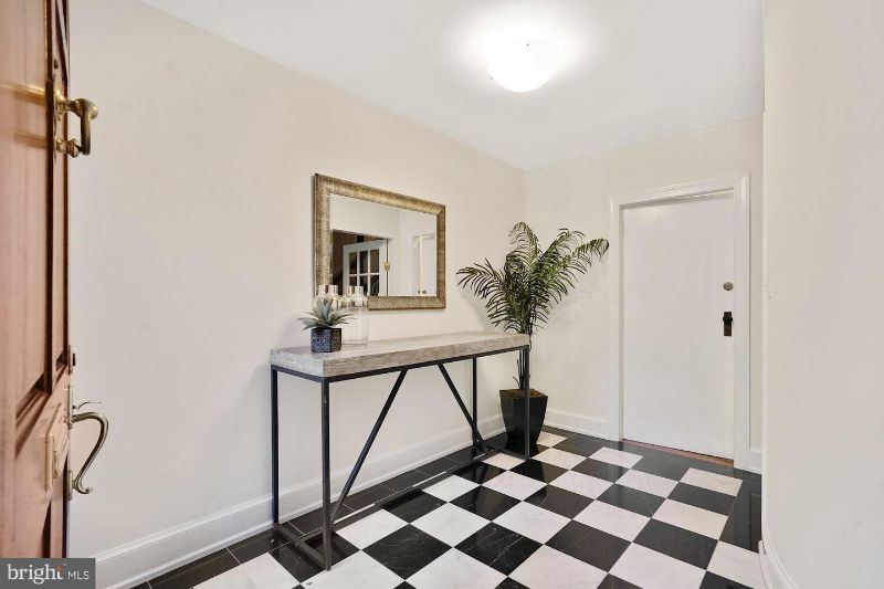 Chic 2 Level Apartment in Dupont Circle - Photo 2