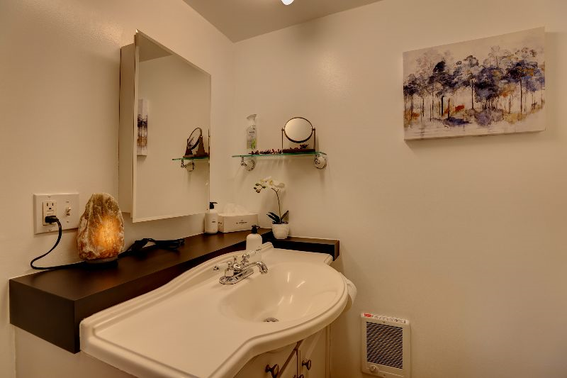 Charming Wyoming Suite Centrally located Stay with Wifi - Photo 10