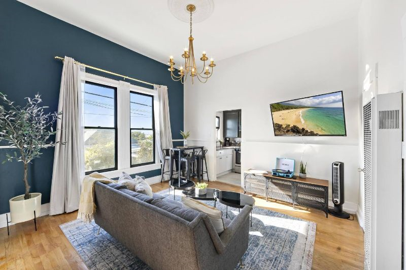 Exquisite Victorian 2BR with One and a half bath in Barrio Logan - Photo 3