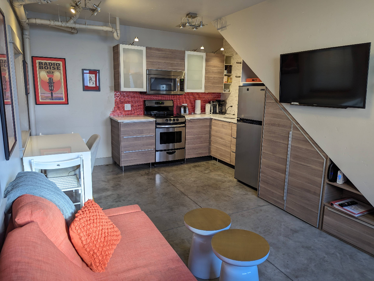Renovated Carriage House in Downtown Boise - Fully Furnished - Photo 2