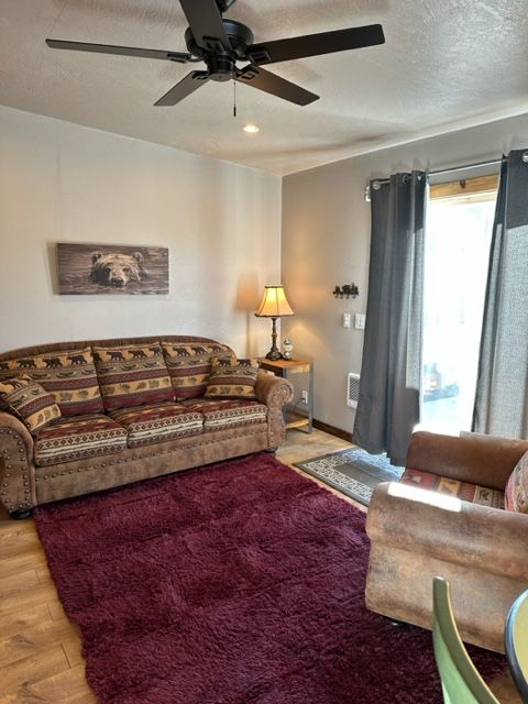 Studio with Mountain Feel / 8 Min from St Charles Hospital - Photo 2