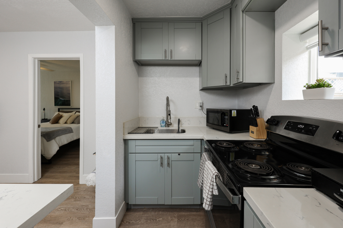 Newly Renovated 1/1 Pool House Apartment in North Park - Photo 3