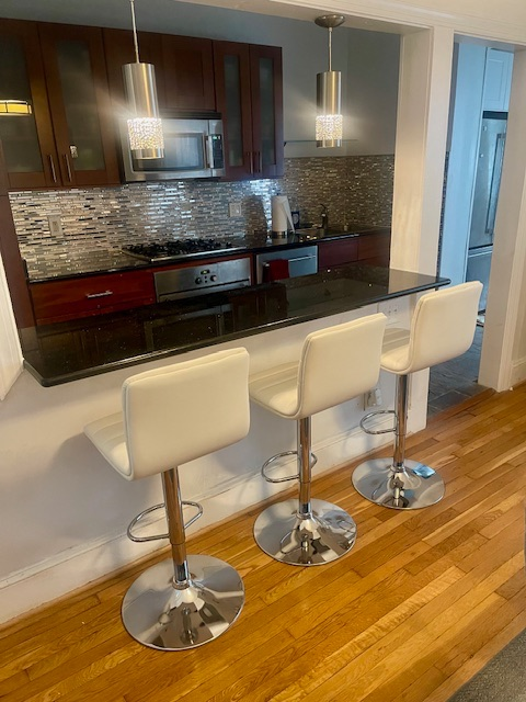 SPACIOUS Rowhome conveniently located on main thoroughfare - Photo 3
