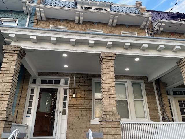 SPACIOUS Rowhome conveniently located on main thoroughfare - Photo 2