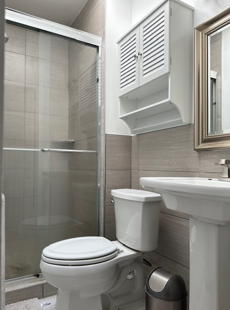 SPACIOUS Rowhome conveniently located on main thoroughfare - Photo 8