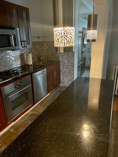 SPACIOUS Rowhome conveniently located on main thoroughfare - Photo 4