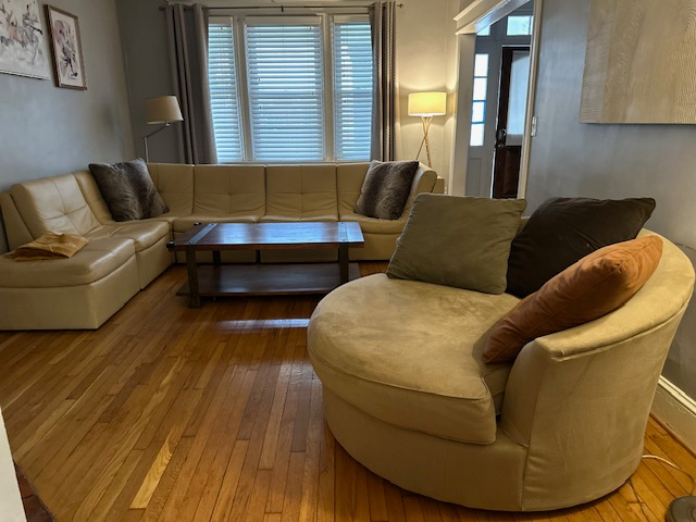 SPACIOUS Rowhome conveniently located on main thoroughfare - Photo 10
