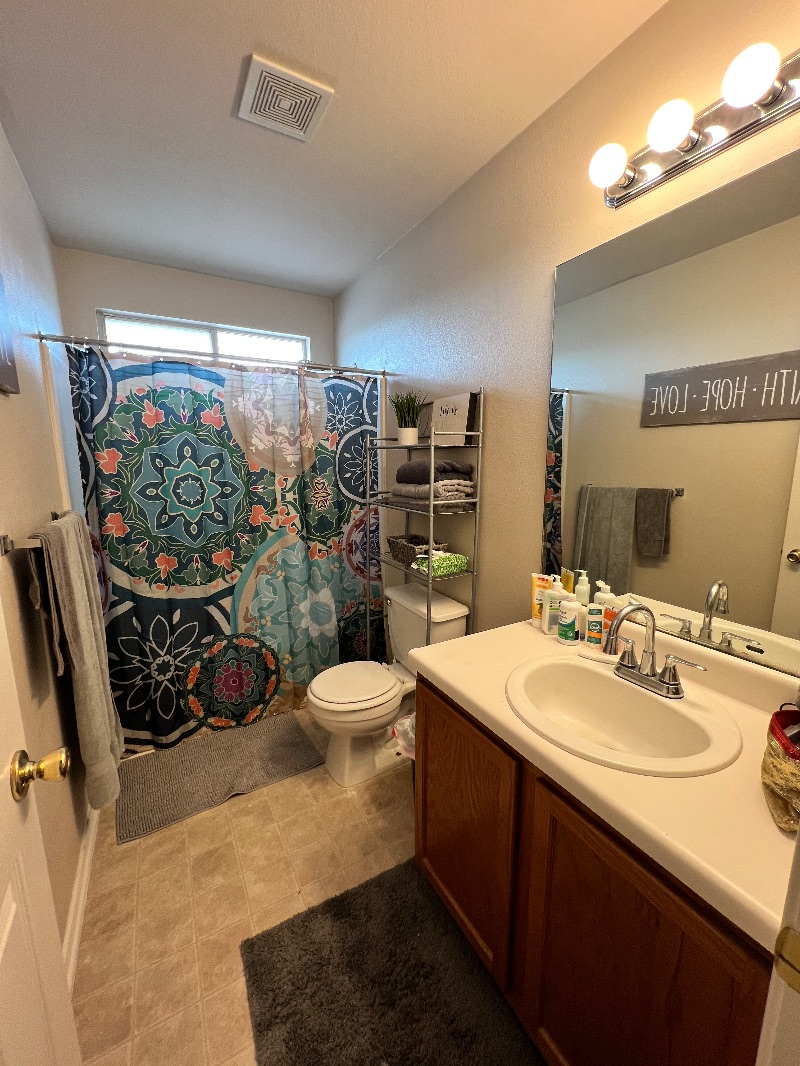 Room with semi private bath - Photo 3