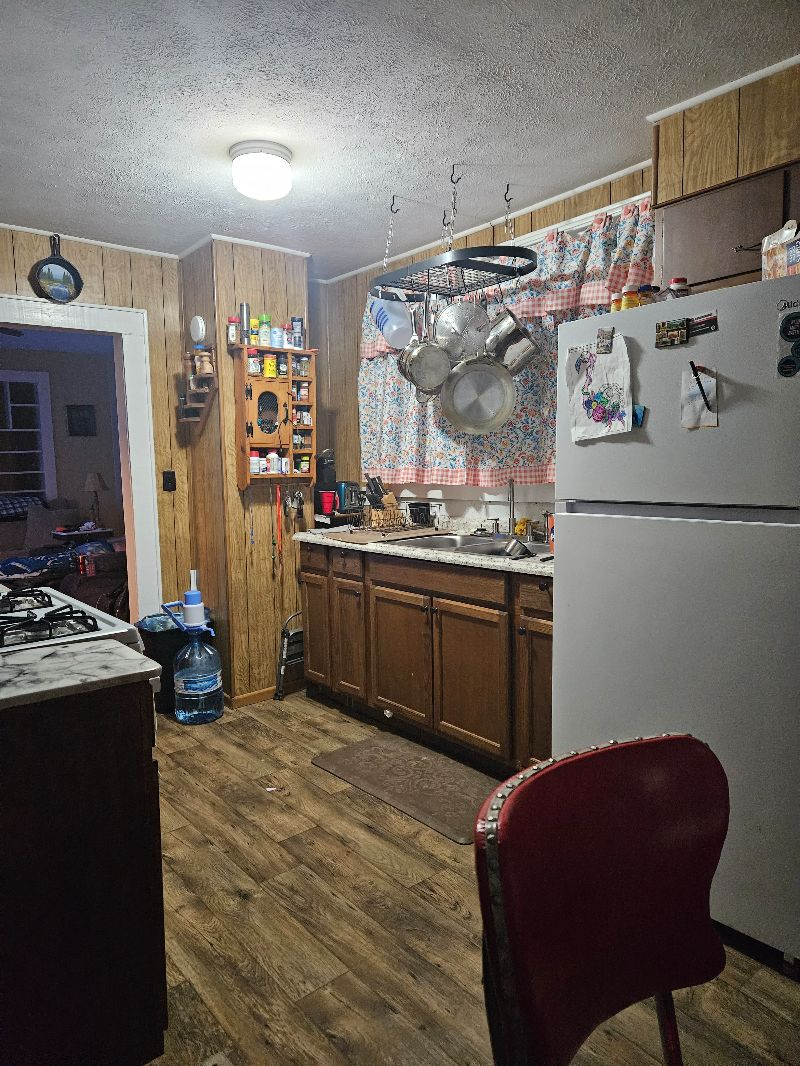 1 Bedroom with kitchen privileges, laundry privileges, shared bathroom, all utilities included inclu - Photo 3