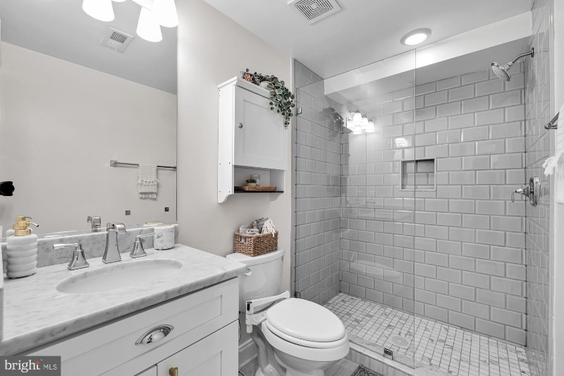 Private Bedroom in Bloomingdale Rowhouse - Photo 2