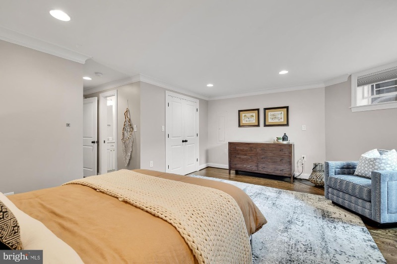 Private Bedroom in Bloomingdale Rowhouse - Photo 4