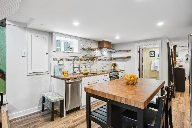 Charming Private Grant Park Bungalow Garden Apartment with Extreme Walkability and Amenities