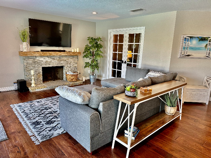 Quiet Luxury 4 bed 3 bath home with pool and view - Photo 2