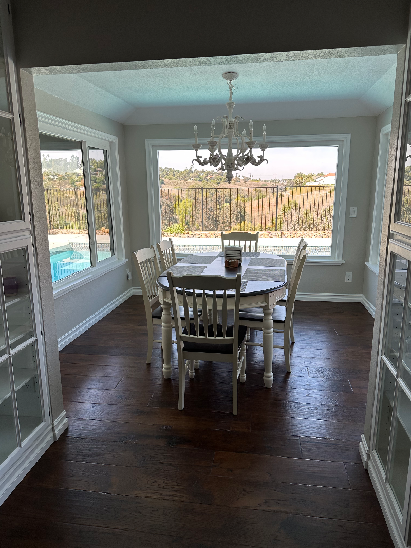 Quiet Luxury 4 bed 3 bath home with pool and view - Photo 3