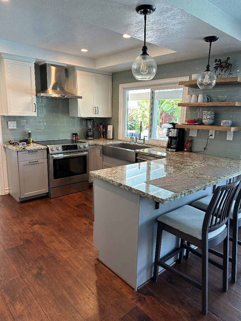 Quiet Luxury 4 bed 3 bath home with pool and view - Photo 6