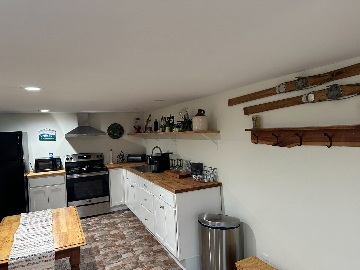Charming Recently Renovated Apartment in Rutland Vermont - Outdoor Space and Pet Friendly - Photo 3