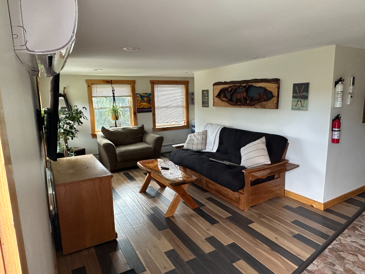 Charming Recently Renovated Apartment in Rutland Vermont - Outdoor Space and Pet Friendly - Photo 2