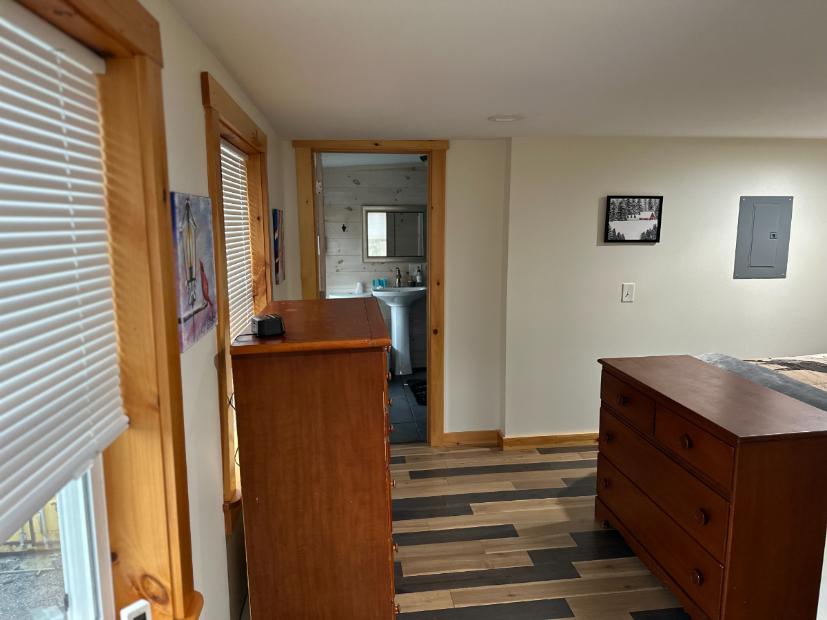 Charming Recently Renovated Apartment in Rutland Vermont - Outdoor Space and Pet Friendly - Photo 6