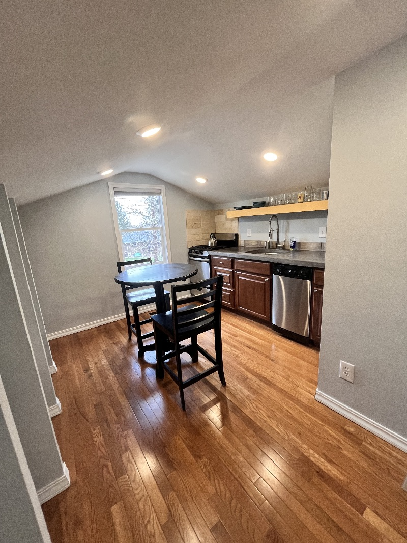 Beautiful Downtown Studio Apartment - Photo 11