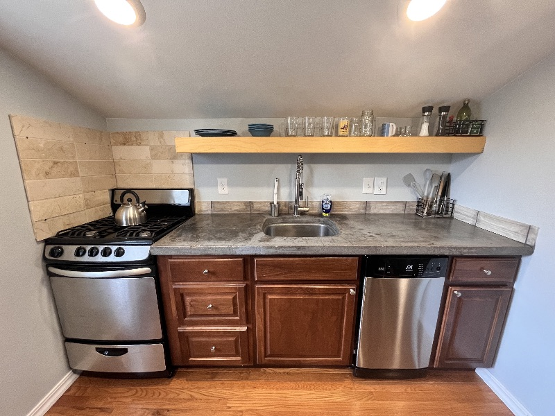 Beautiful Downtown Studio Apartment - Photo 10