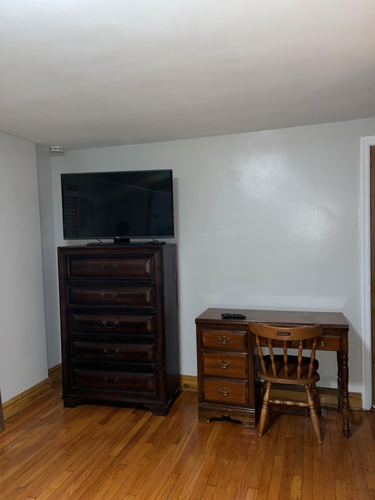 Beautiful Spacious Room in a Quiet Home - Photo 5
