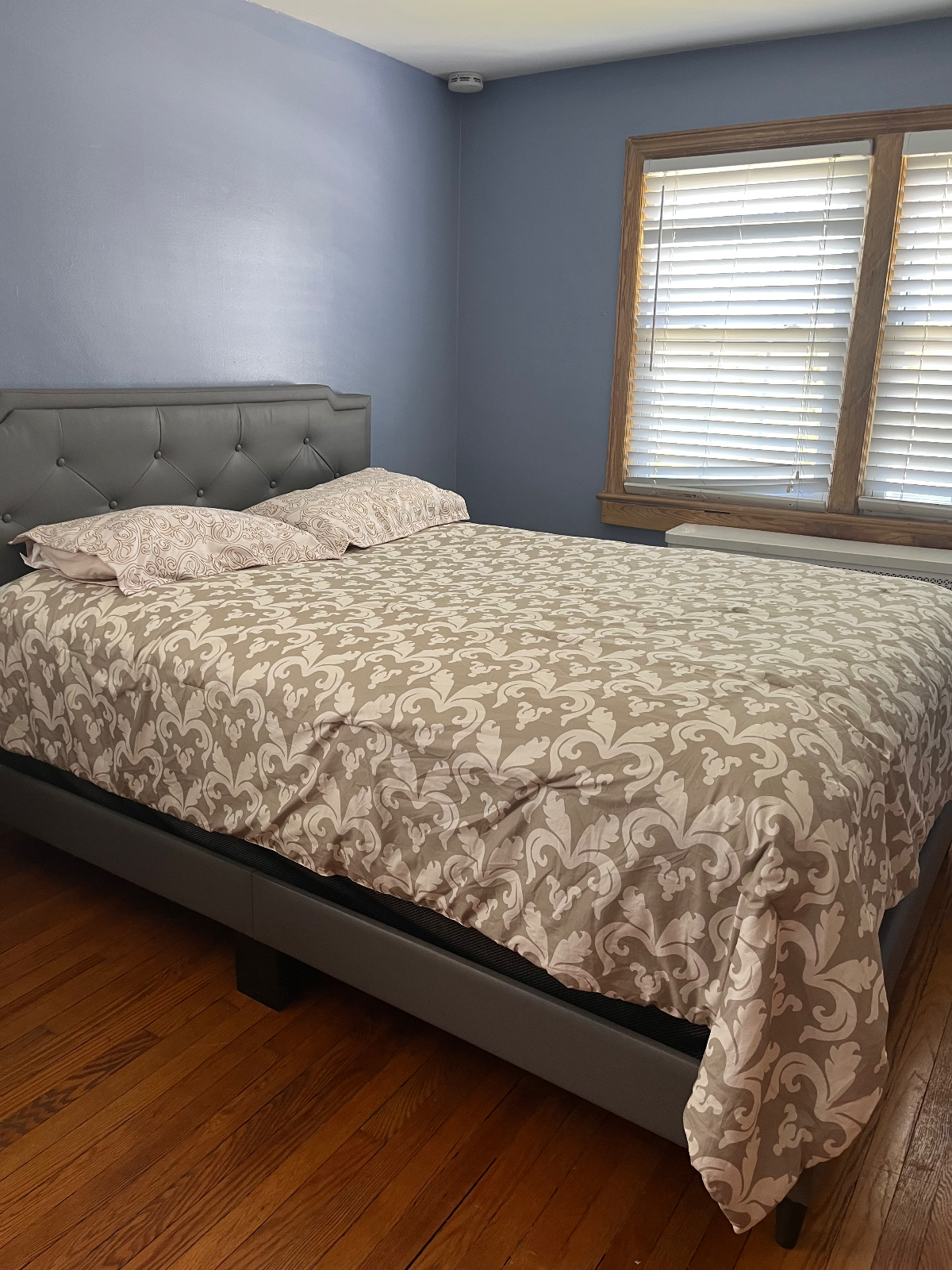 Beautiful Spacious Room in a Quiet Home - Photo 2