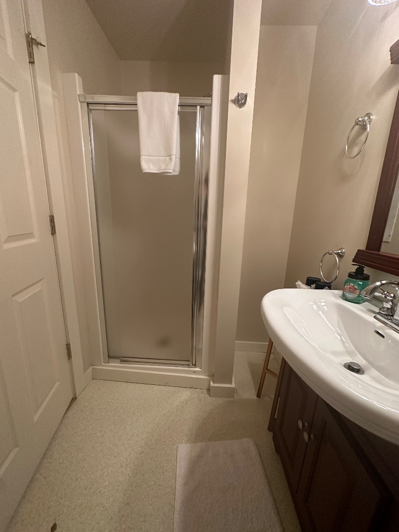 Private Room with En-suite Bathroom in Cooperstown - Photo 5