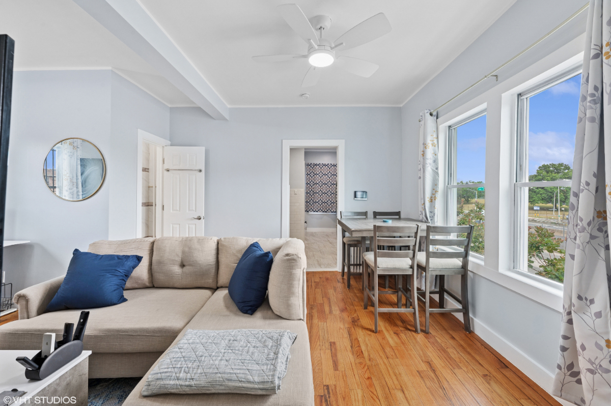 Comfy Beautiful 2brm Apt - ALL Utilities and Amenities Included - Photo 3