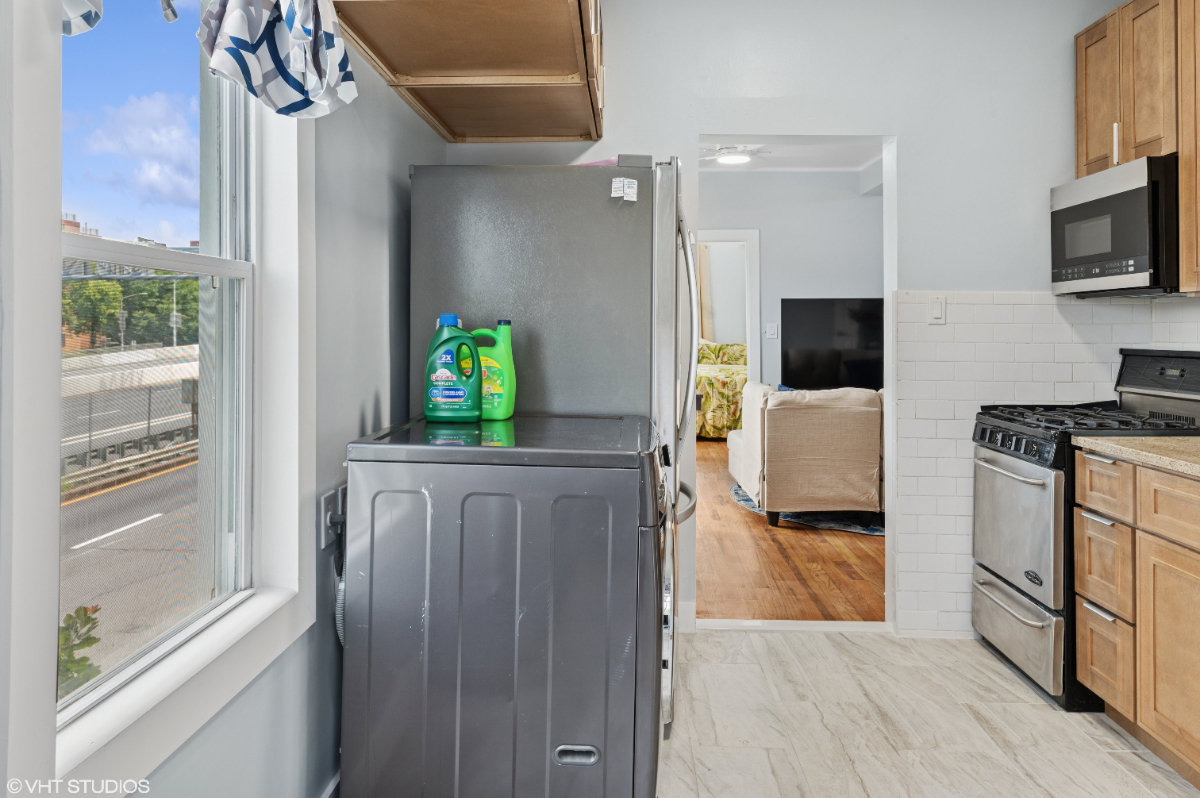 Comfy Beautiful 2brm Apt - ALL Utilities and Amenities Included - Photo 4