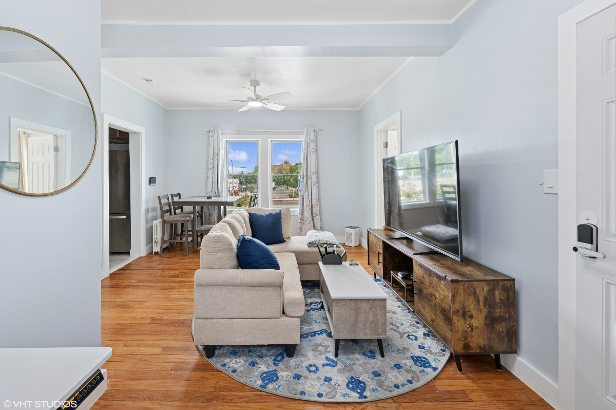 Comfy Beautiful 2brm Apt - ALL Utilities and Amenities Included - Photo 1