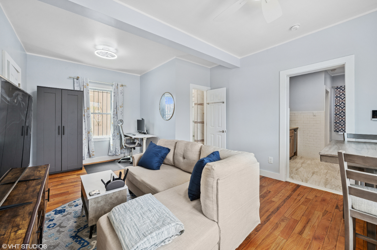 Comfy Beautiful 2brm Apt - ALL Utilities and Amenities Included - Photo 8