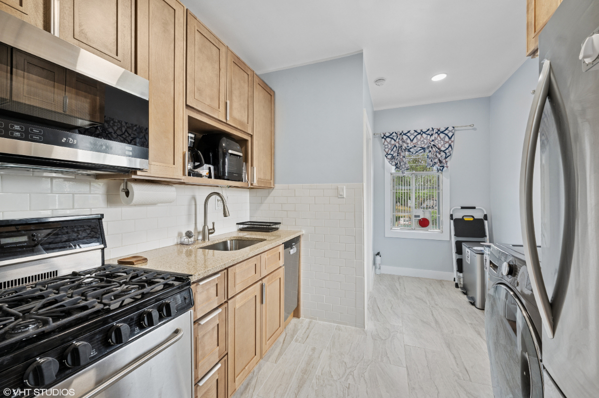 Comfy Beautiful 2brm Apt - ALL Utilities and Amenities Included - Photo 9