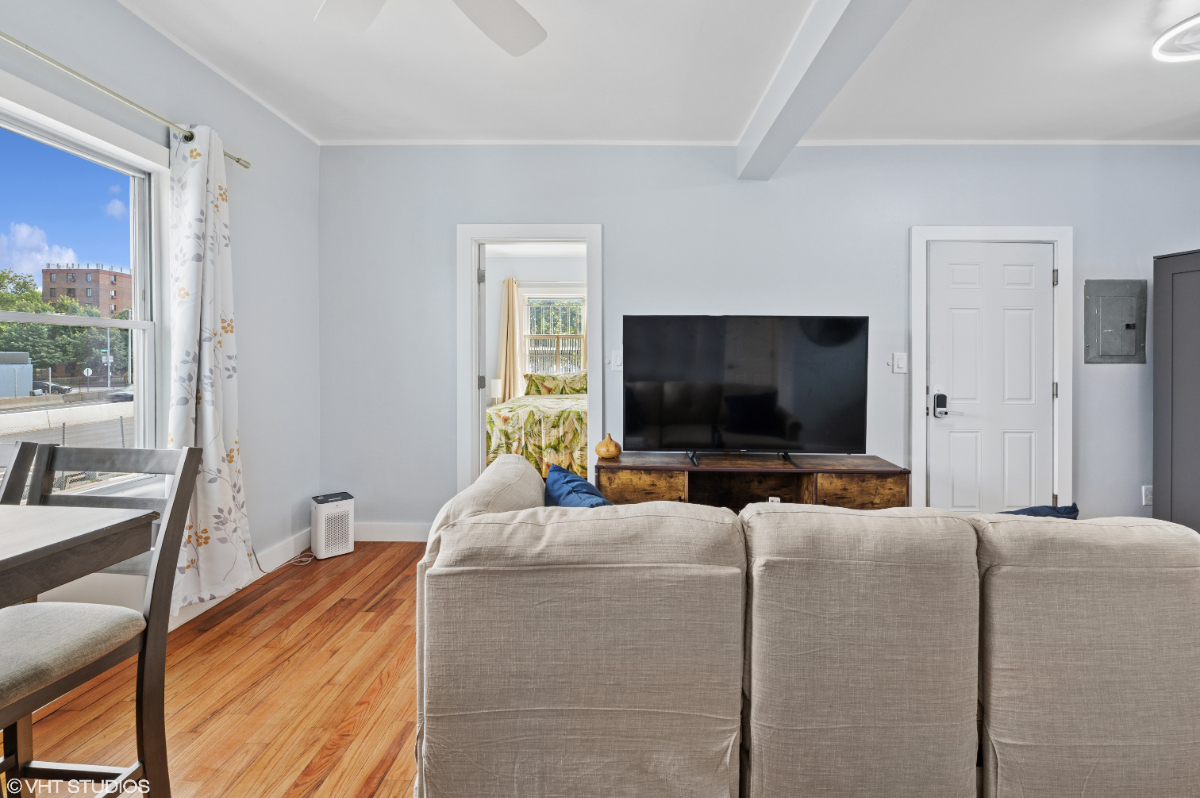 Comfy Beautiful 2brm Apt - ALL Utilities and Amenities Included - Photo 10