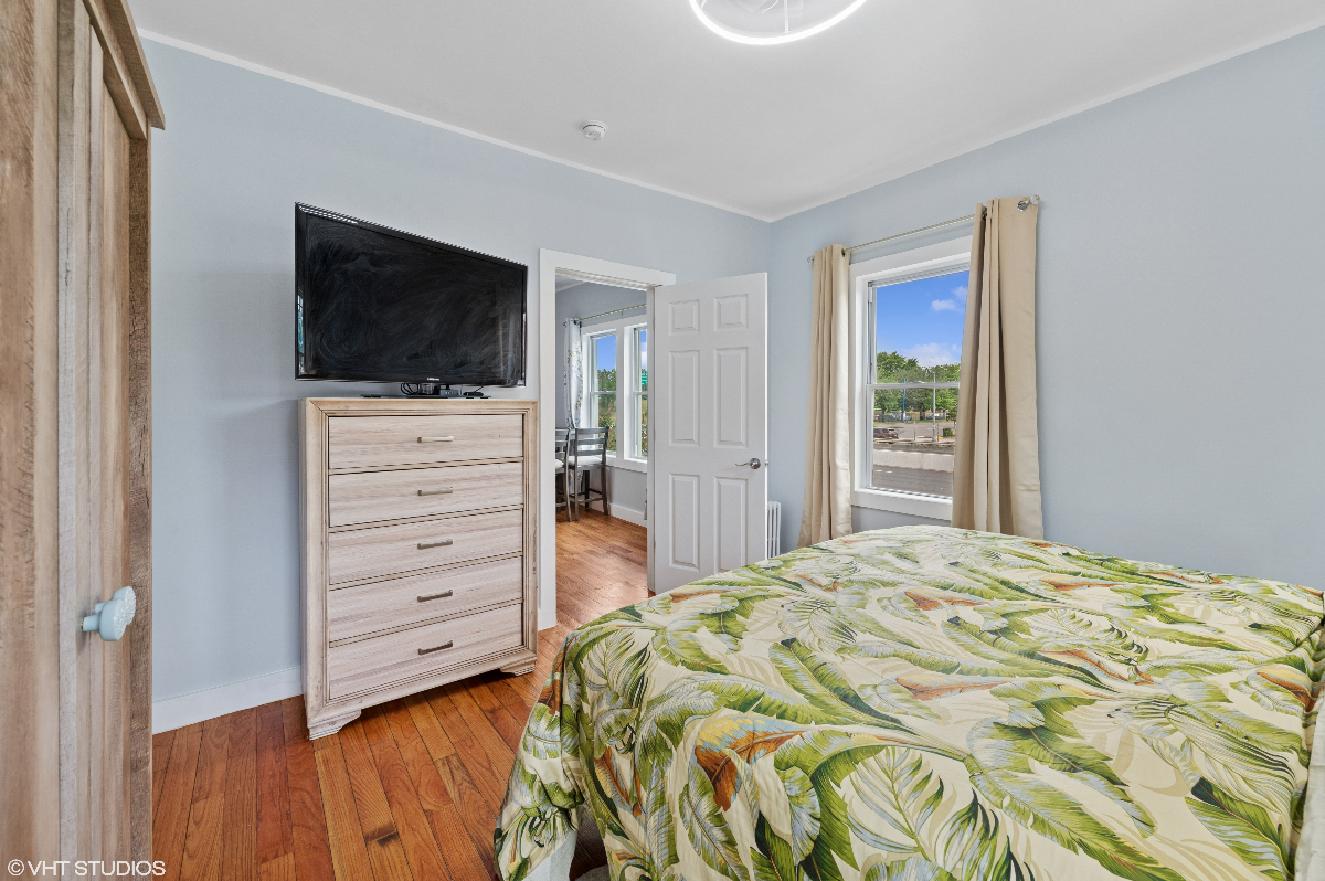 Comfy Beautiful 2brm Apt - ALL Utilities and Amenities Included - Photo 7