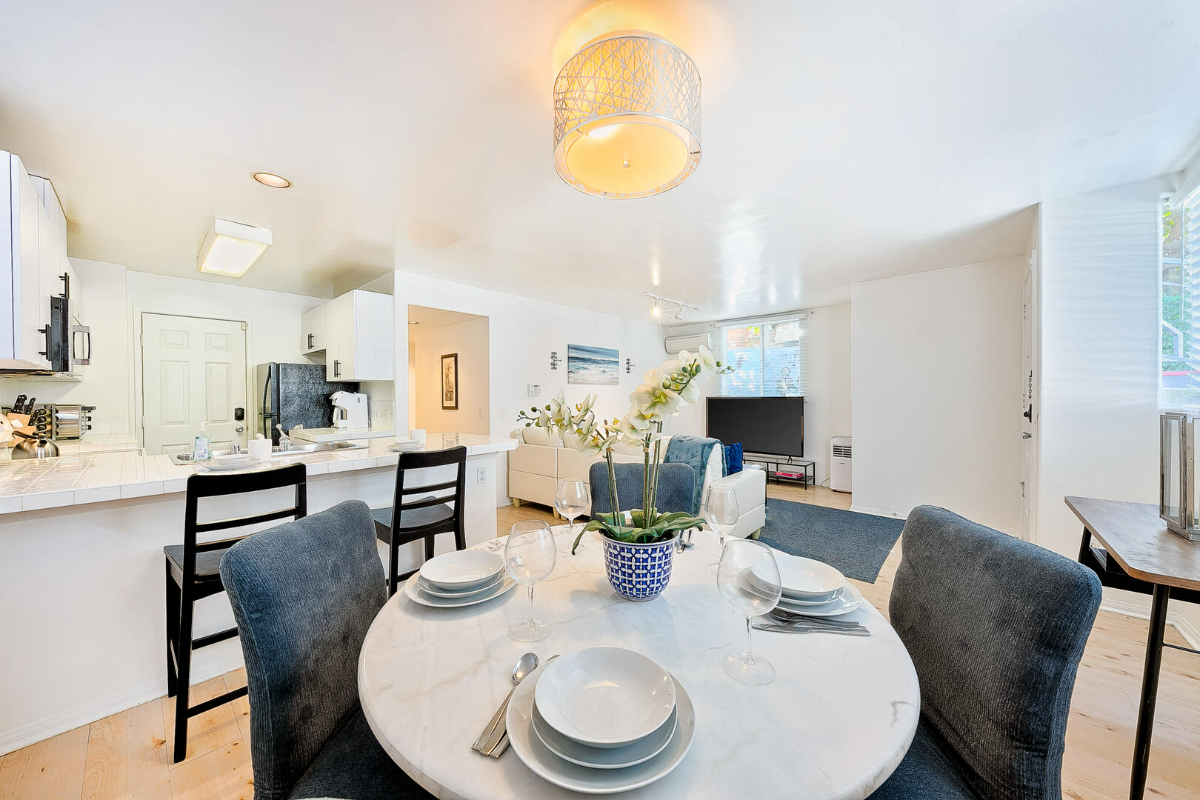 Beach Vibes 2BD/2BTH Condo in South Mission Beach with Private Courtyard and Firepit, Walk to Beach and Bay - Photo 3