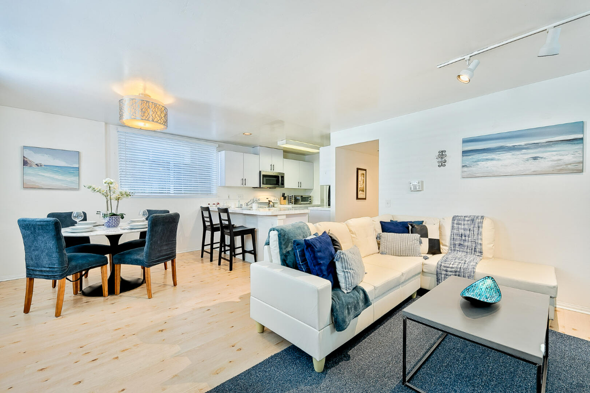Beach Vibes 2BD/2BTH Condo in South Mission Beach with Private Courtyard and Firepit, Walk to Beach and Bay - Photo 4