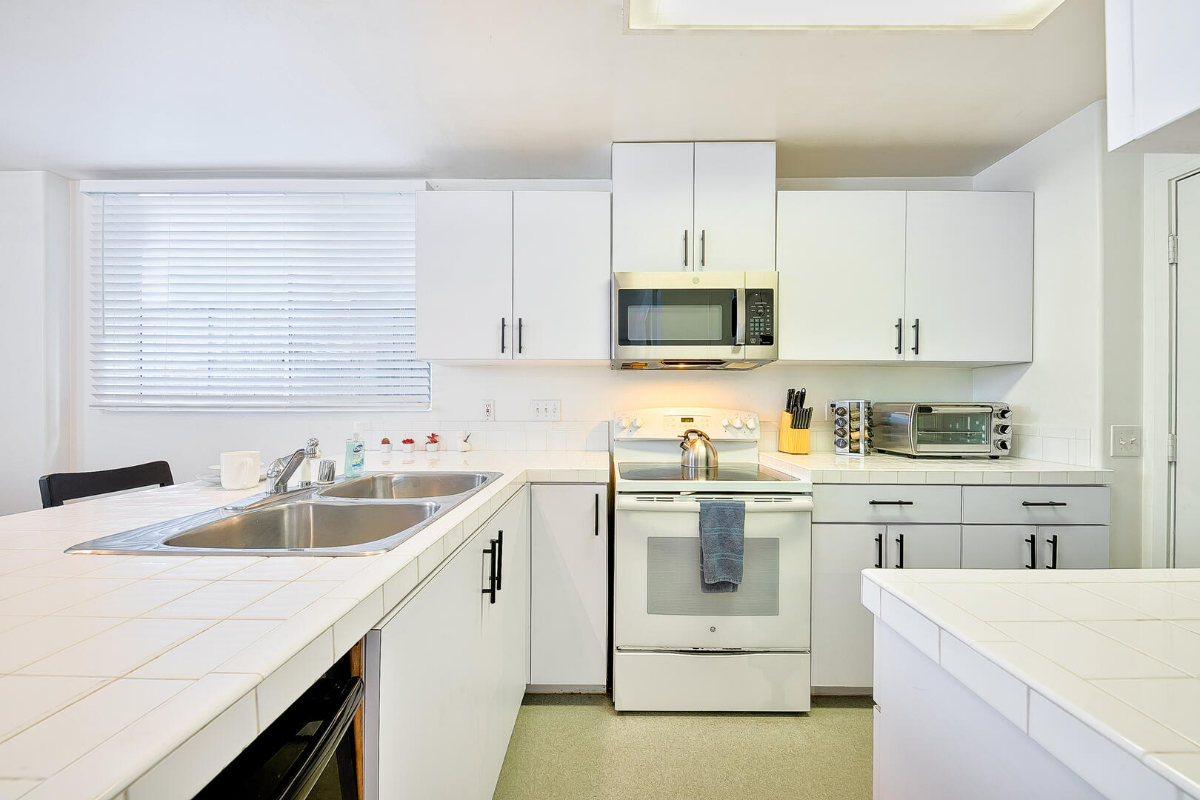 Beach Vibes 2BD/2BTH Condo in South Mission Beach with Private Courtyard and Firepit, Walk to Beach and Bay - Photo 6